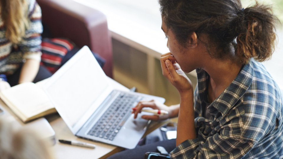 Students using laptop on UoR campus